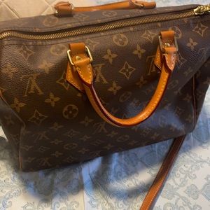 Is in really good condition Louis button Is a speedy 30 bandoluier monogram
